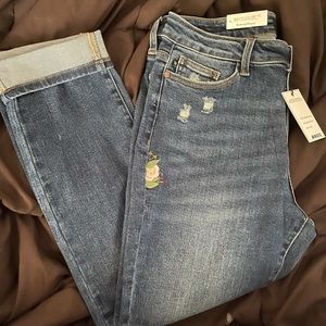 NEW Judy Blue Floral Embroidery Boyfriend Jeans